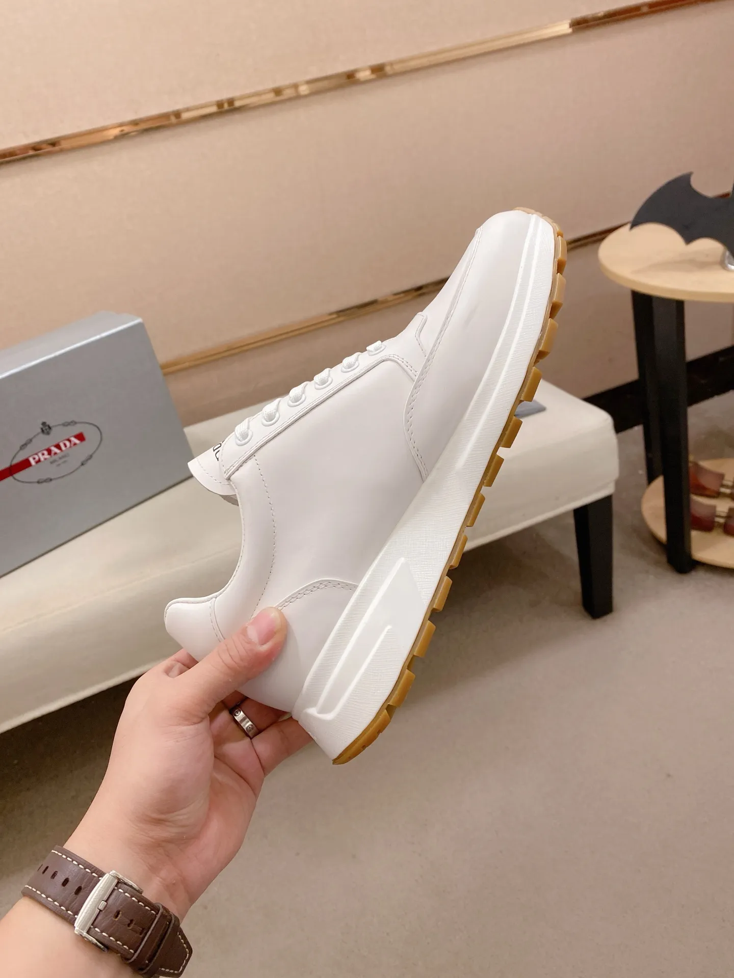 Factory price 560💰 ✔️✔️✔️High-quality new PRADA counters are on the market at the same time. The new men's shoes and 😘fabrics are selected from imported first-layer cowhide and are made with pure handcrafts. Lining: Full cowhide lining. 👍🏿 High-end ☄️ air-cushion molded anti-slip rubber outsole, exquisite lines, simple and elegant, comfortable and high-end for leisure travel. Code number: 38 to 44 (45 can be customized and cannot be returned or exchanged)